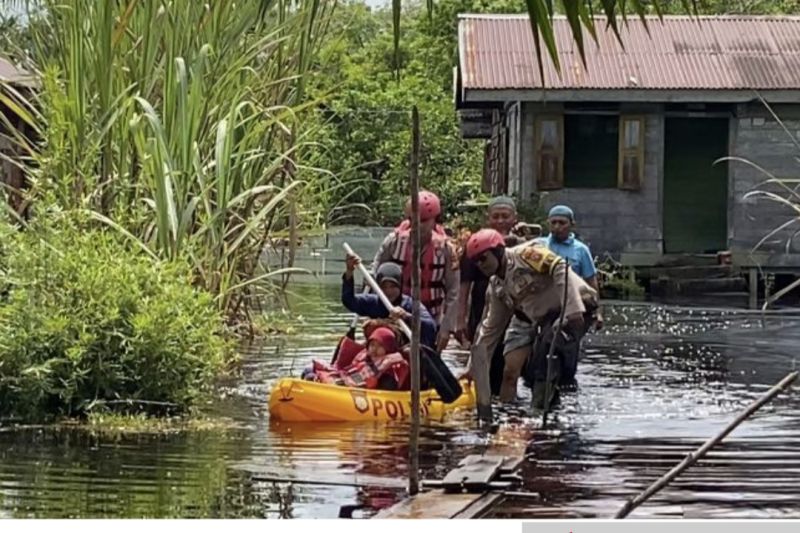 Banjir memaksa 50 keluarga di Siak mengungsi Banjir memaksa 50 keluarga di Siak mengungsi