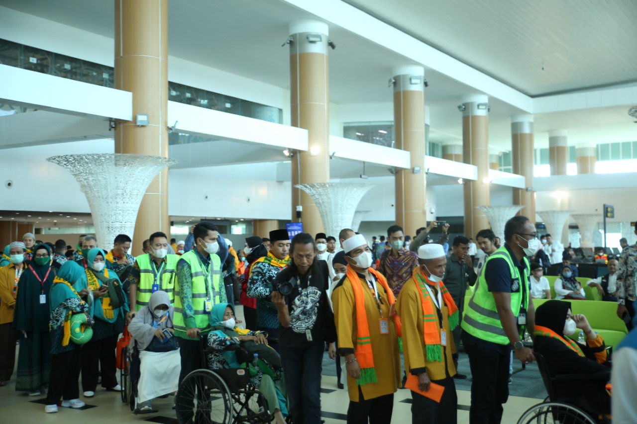 Penerbangan perdana umrah pascapandemi di Bandara Kertajati disambut gembira Penerbangan perdana umrah pascapandemi di Bandara Kertajati disambut gembira