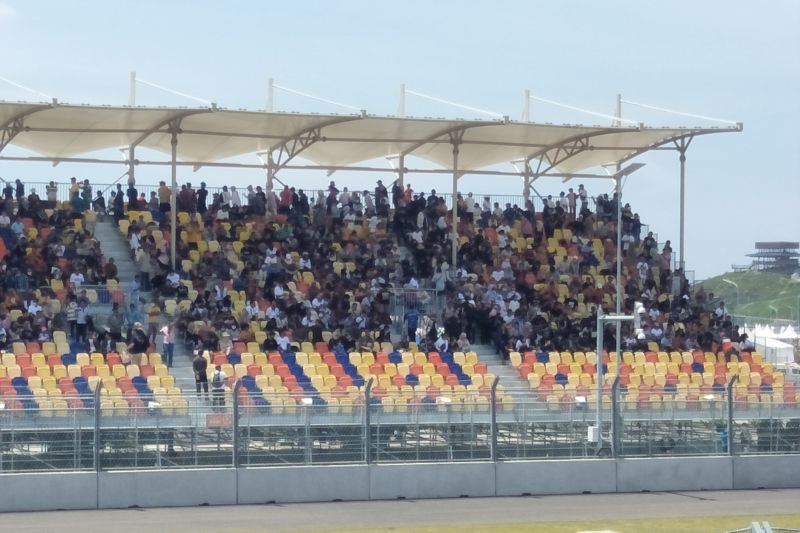 Penonton mulai padati final race WSBK Mandalika 2022 Penonton mulai padati final race WSBK Mandalika 2022