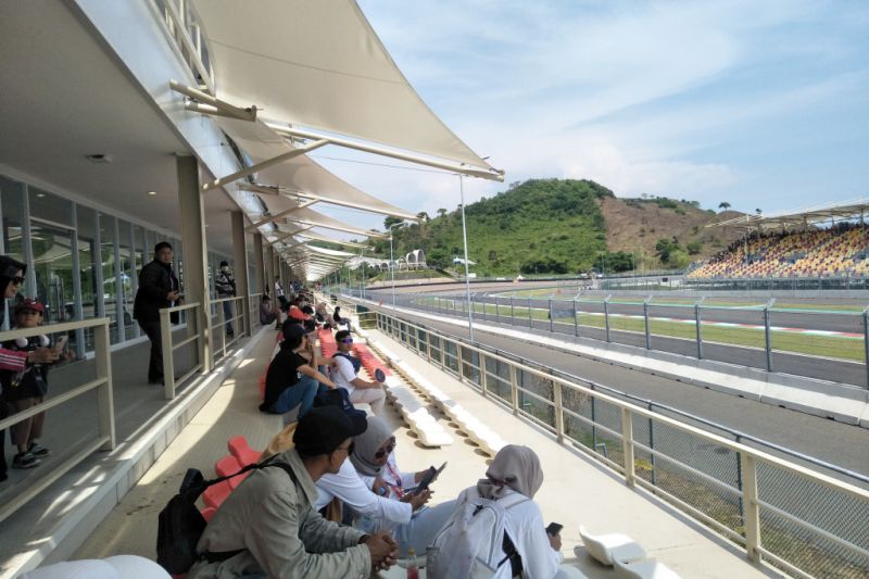 Hari kedua WSBK Mandalika 2022 penonton hanya sekitar 40 persen Hari kedua WSBK Mandalika 2022 penonton hanya sekitar 40 persen