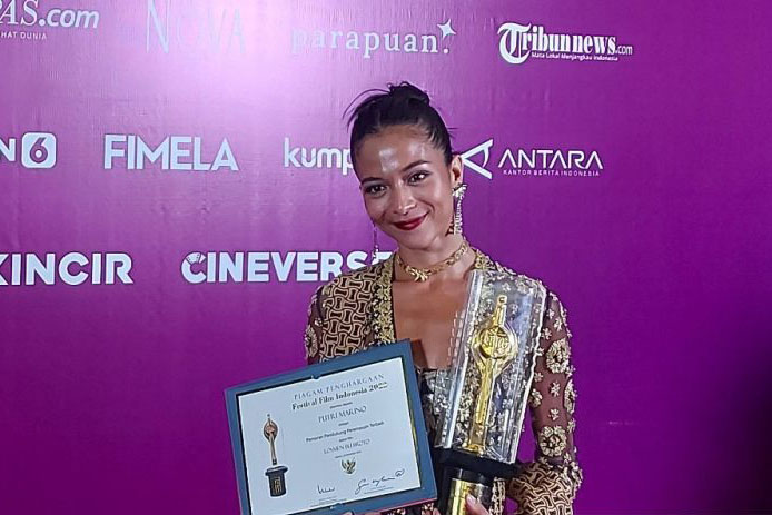 Putri Marino bawa pulang lagi piala FFI Putri Marino bawa pulang lagi piala FFI