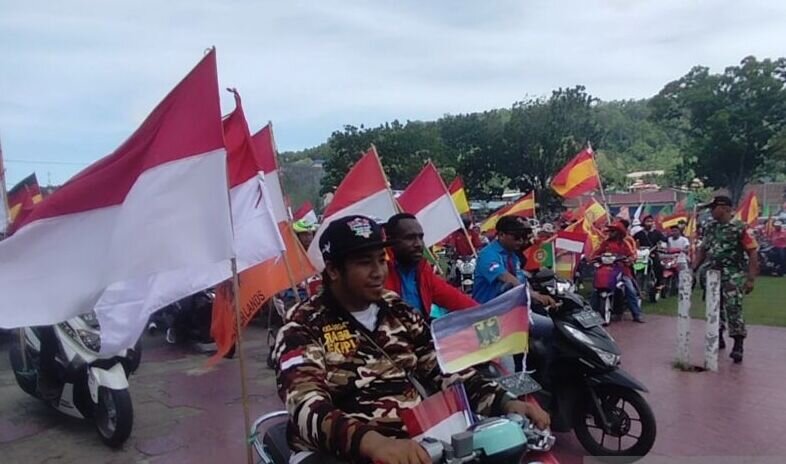 Ribuan bendera Merah Putih warnai konvoi Piala Dunia di Manokwari Ribuan bendera Merah Putih warnai konvoi Piala Dunia di Manokwari