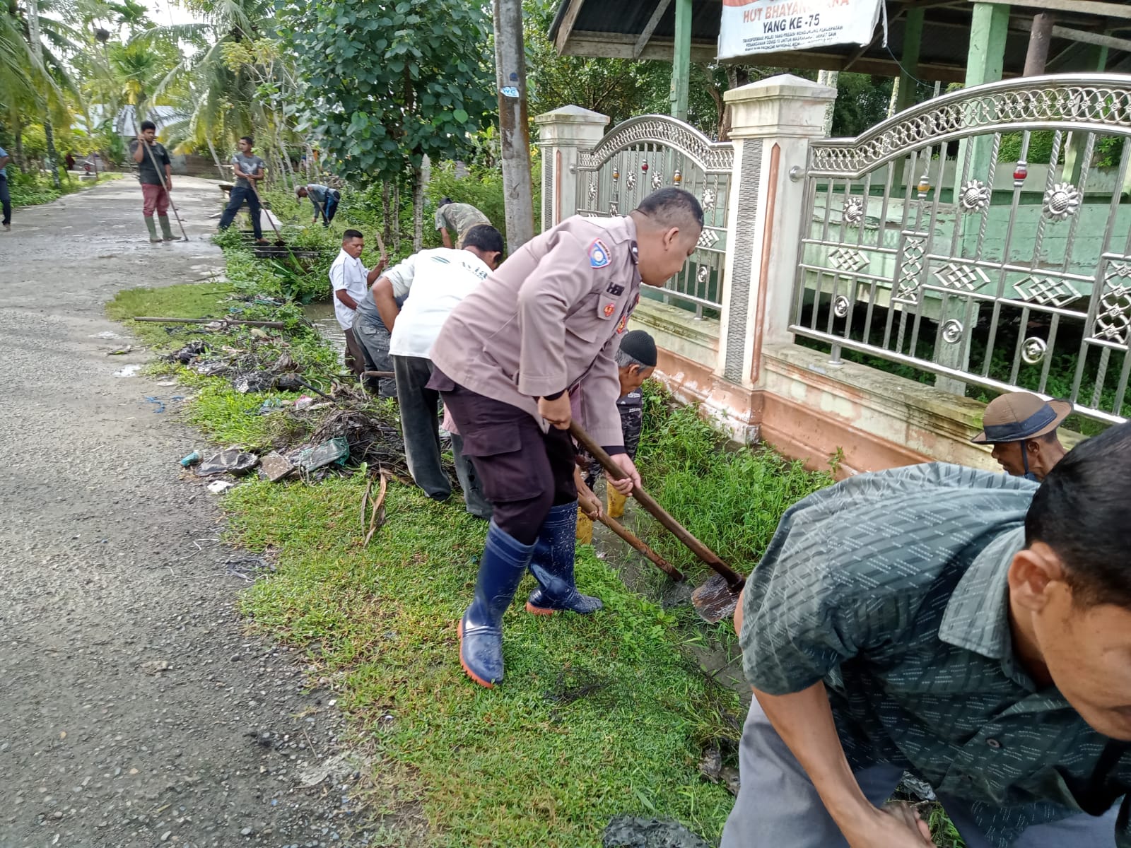 Wujudkan lingkungan sehat, personel Polsek Syamtalira Bayu gotong royong bersama warga Wujudkan lingkungan sehat, personel Polsek Syamtalira Bayu gotong royong bersama wargaÂ