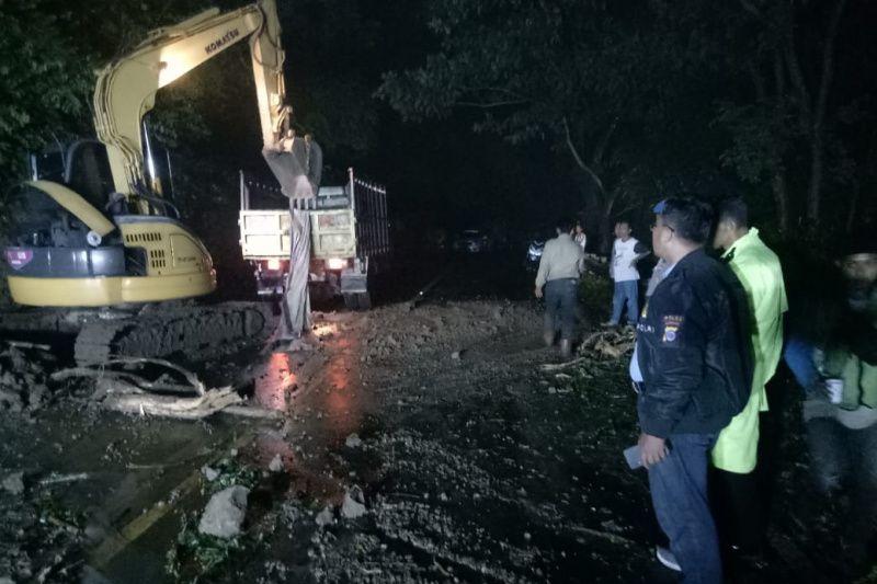 Hujan deras sebabkan tebing longsor di Bantul Hujan deras sebabkan tebing longsor di Bantul