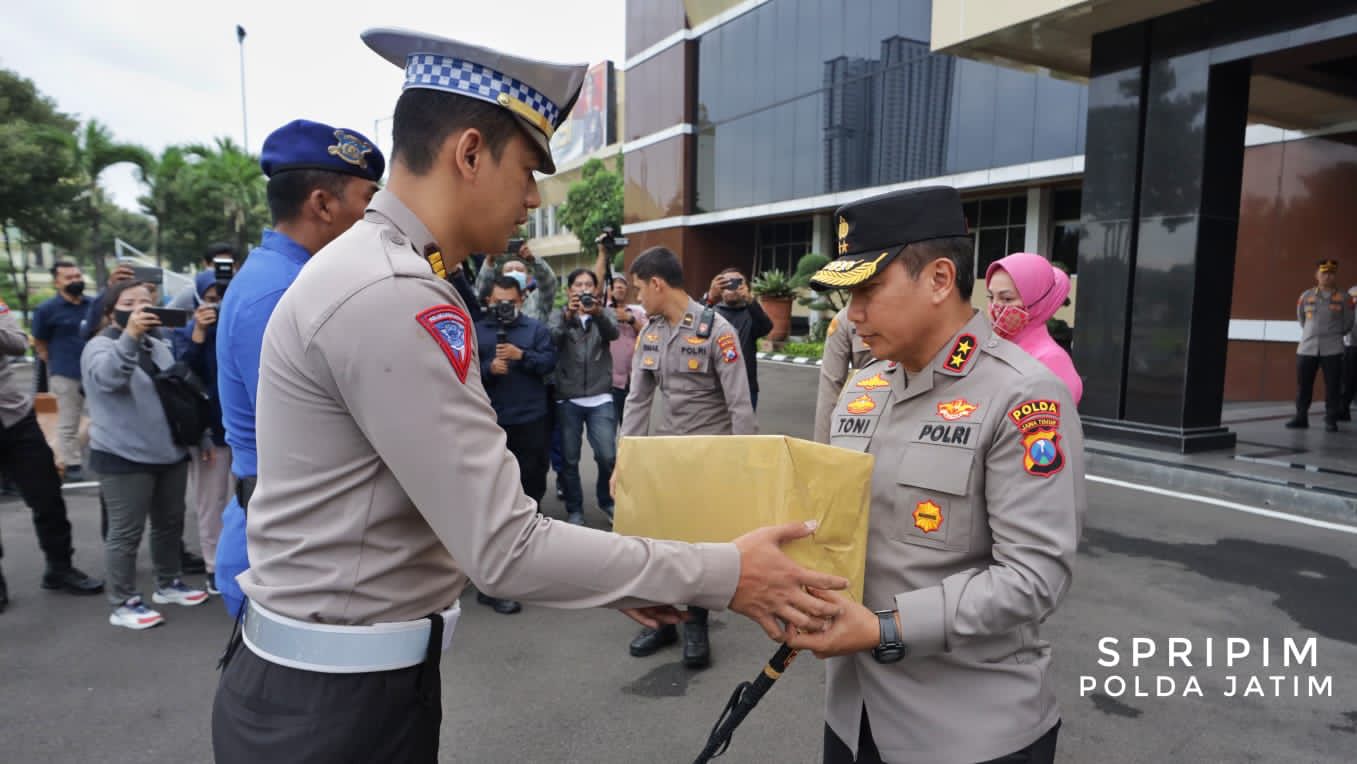 Polda Jatim dan Kemala Bhayangkari kirim bantuan untuk korban gempa Cianjur Polda Jatim dan Kemala Bhayangkari kirim bantuan untuk korban gempa Cianjur