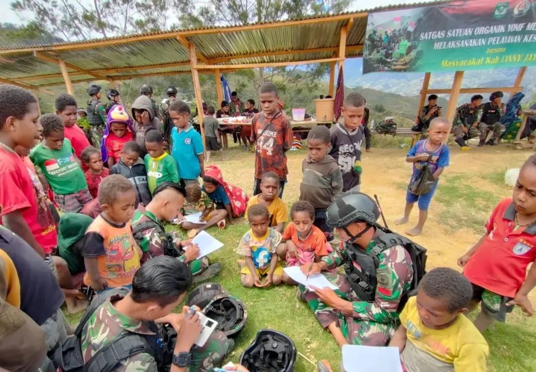 Satgas Yonif Mekanis 203/AK ajak anak-anak Pegunungan Tengah Papua belajar dan bermain Satgas Yonif Mekanis 203/AK ajak anak-anak Pegunungan Tengah Papua belajar dan bermain