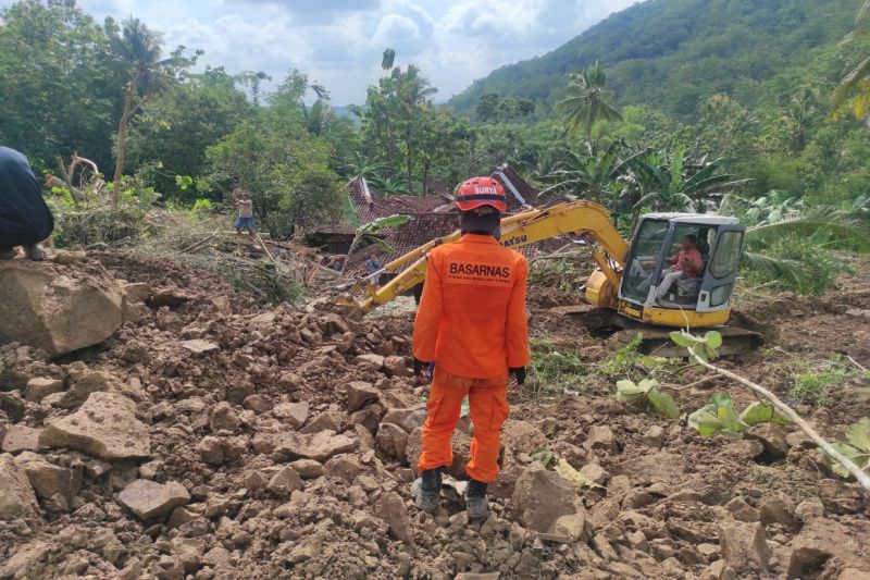 Basarnas Yogyakarta mencari korban tertimbun longsor di Gunungkidul Basarnas Yogyakarta mencari korban tertimbun longsor di Gunungkidul