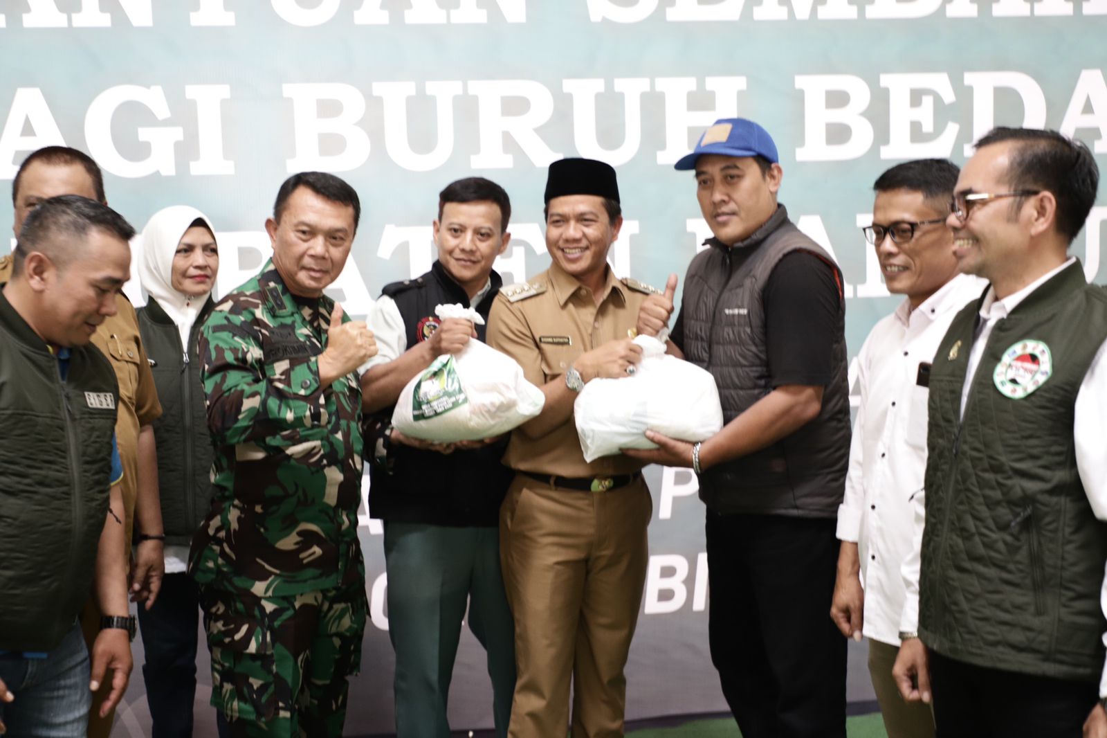 16 serikat pekerja terima bantuan paket sembako dari Pemkab Bandung