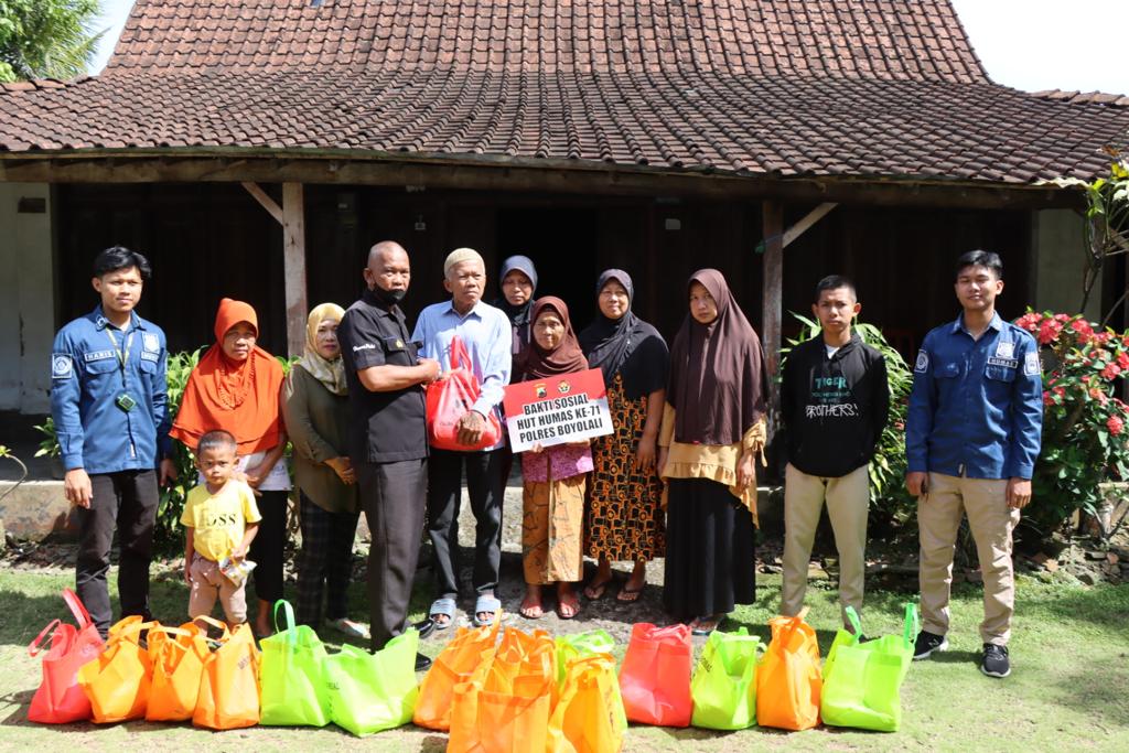 HUT ke-71 Humas Polri, Polres Boyolali baksos bagikan ratusan paket sembako HUT ke-71 Humas Polri, Polres Boyolali baksos bagikan ratusan paket sembako
