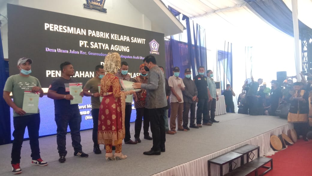 Menteri Agraria/BPN serahkan 1.000 sertipikat tanah plasma petani kelapa sawit di Aceh Utara Menteri Agraria/BPN serahkan 1.000 sertipikat tanah plasma petani kelapa sawit di Aceh Utara