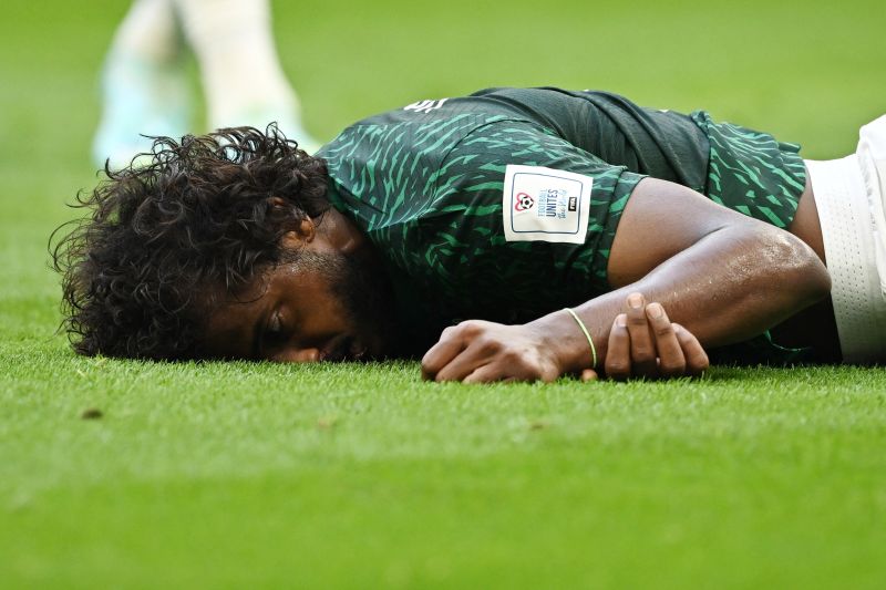 Pemain Saudi Al-Shahrani dioperasi setelah tubrukan dalam Piala Dunia Pemain Saudi Al-Shahrani dioperasi setelah tubrukan dalam Piala Dunia