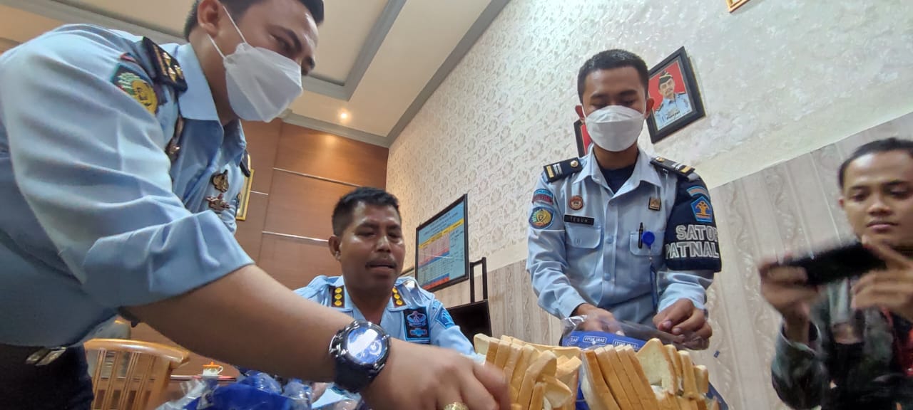 <i>Nyuruh</i> kerabat selundupkan 2 unit HP, napi narkoba jalani strap sel <i>Nyuruh</i> kerabat selundupkan 2 unit HP, napi narkoba jalani strap sel