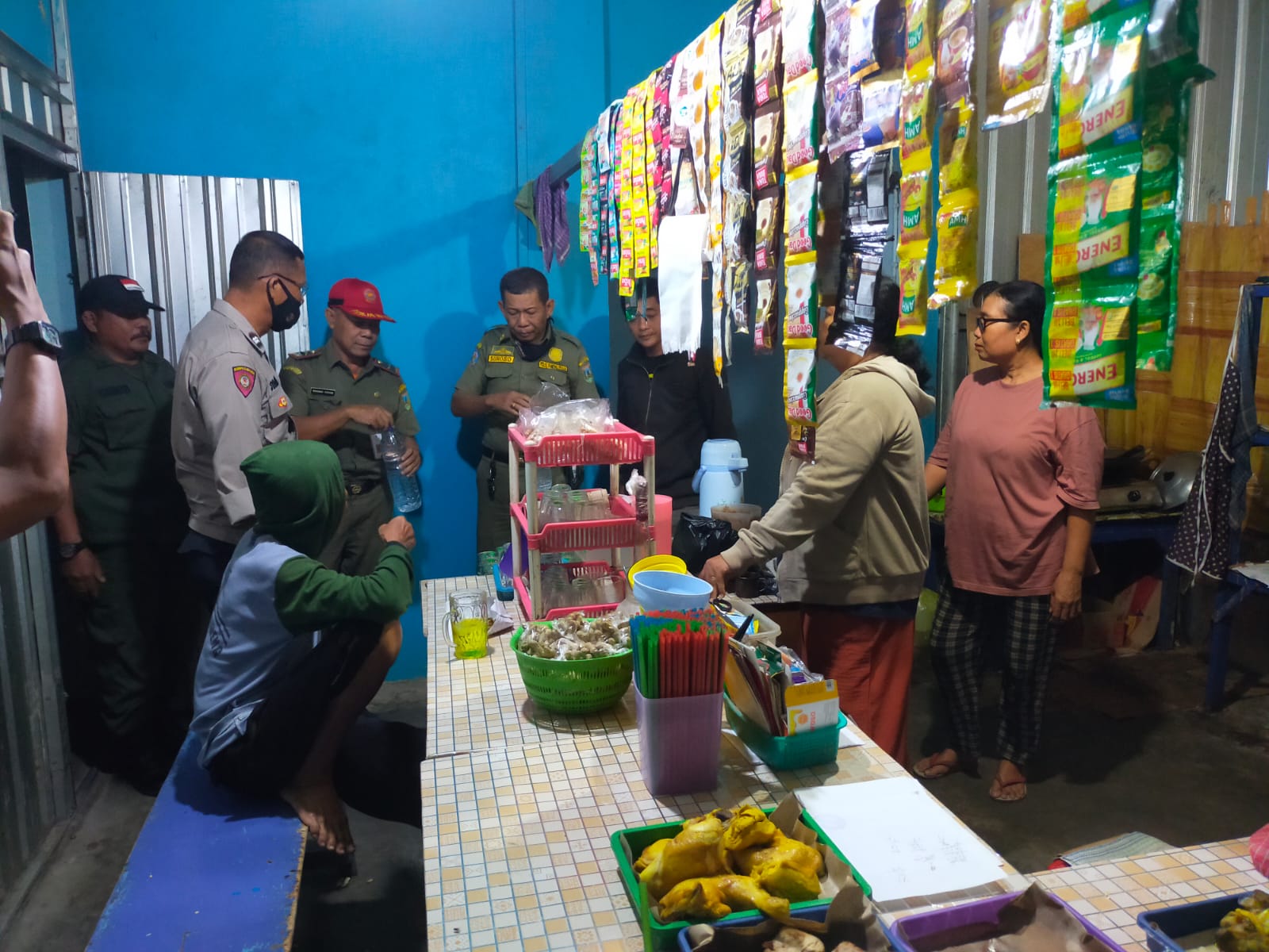 Razia pekat di warung dan toko, Polres Kudus amankan 78 botol miras Razia pekat di warung dan toko, Polres Kudus amankan 78 botol miras