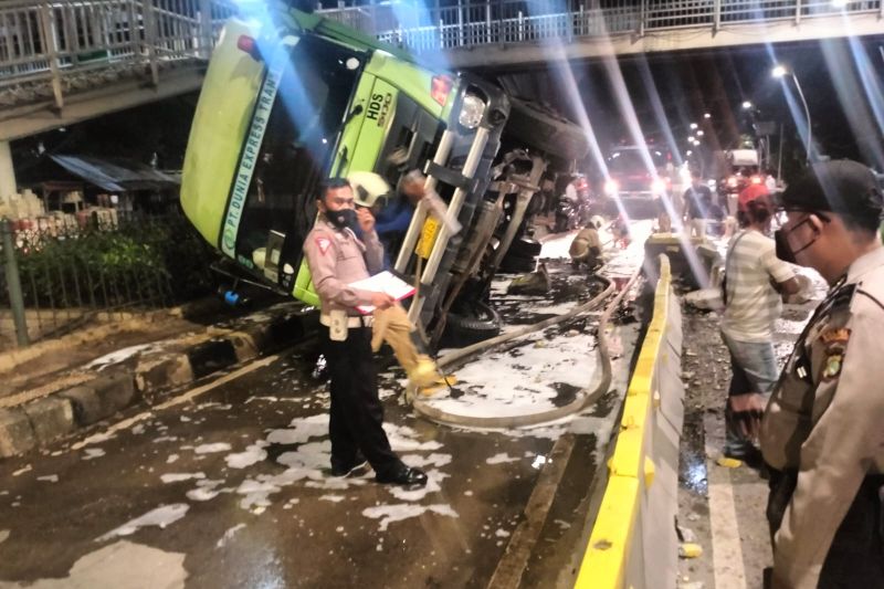 Truk kontainer alami kecelakaan tunggal di Cempaka Putih Truk kontainer alami kecelakaan tunggal di Cempaka Putih