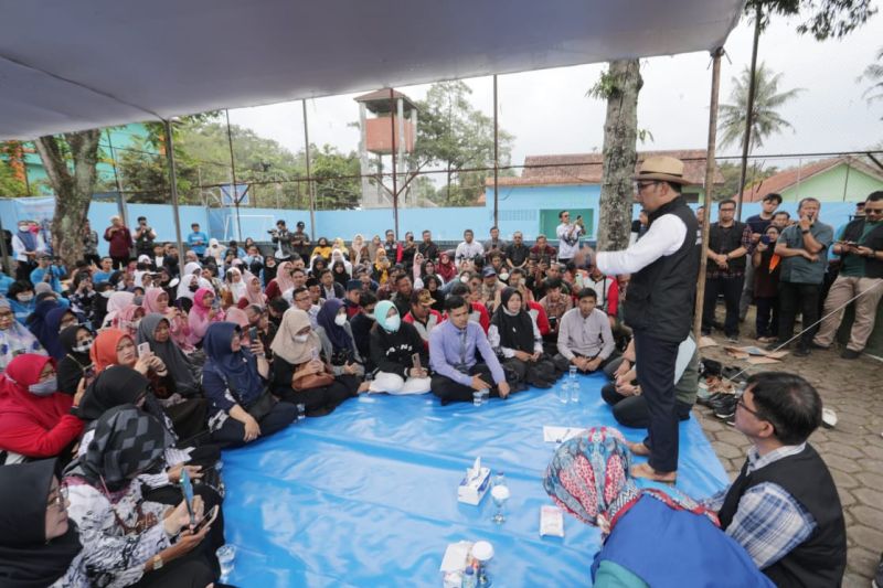 Gubernur Jawa Barat semangati guru yang terdampak gempa di Cianjur 