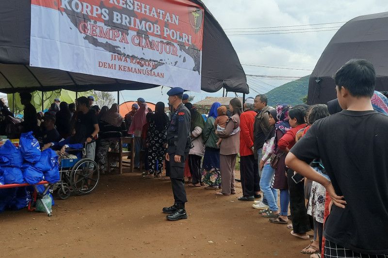 Warga penyintas gempa Cianjur antre pengobatan gratis di Panyaweuyan Warga penyintas gempa Cianjur antre pengobatan gratis di Panyaweuyan
