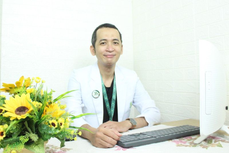 Dokter: Perbaiki posisi saat angkat benda berat hindari nyeri punggung