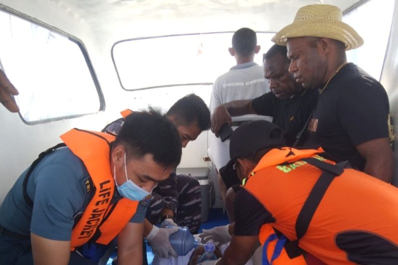Tim SAR Gabungan evakuasi wisatawan pingsan di Pulau Padar Labuan Bajo Tim SAR Gabungan evakuasi wisatawan pingsan di Pulau Padar Labuan Bajo