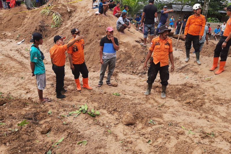 Tim gabungan lanjutkan pencarian korban tertimbun longsor di Agam Tim gabungan lanjutkan pencarian korban tertimbun longsor di Agam