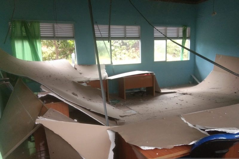 Angin kencang menyapu satu sekolah dan lima rumah di Bintan Angin kencang menyapu satu sekolah dan lima rumah di Bintan
