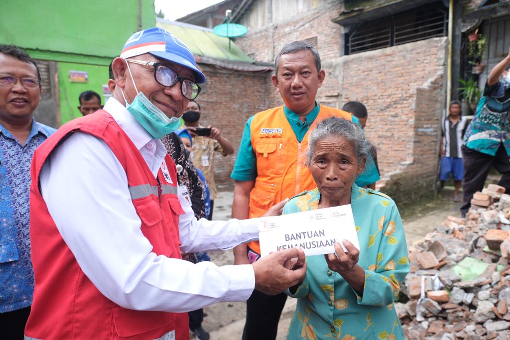 Pemkot Magelang serahkan bantuan untuk warga yang rumahnya ambruk Pemkot Magelang serahkan bantuan untuk warga yang rumahnya ambruk