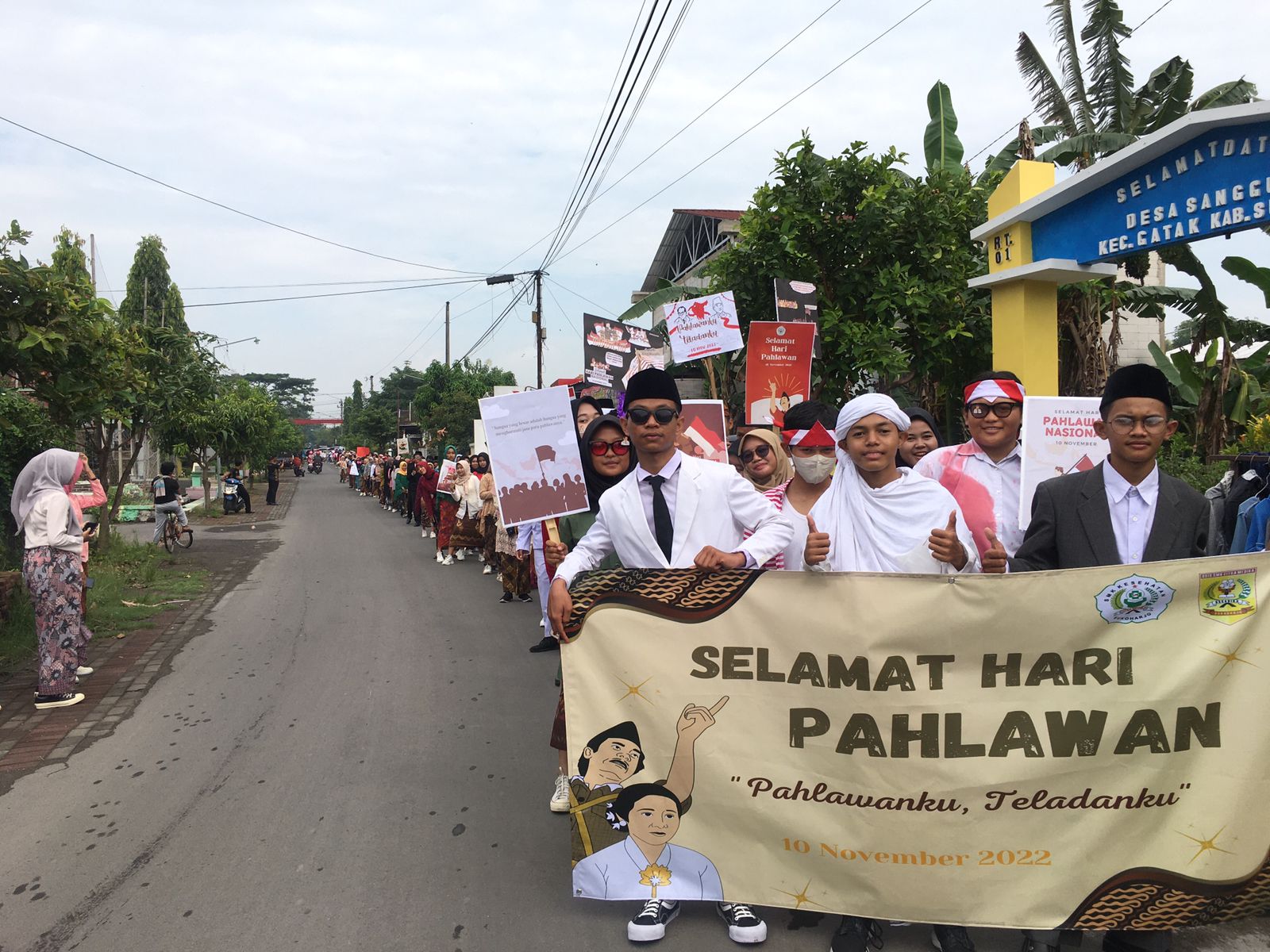 Peringati Hari Pahlawan, siswa SMK Kesehatan Citra Medika karnaval keliling desa