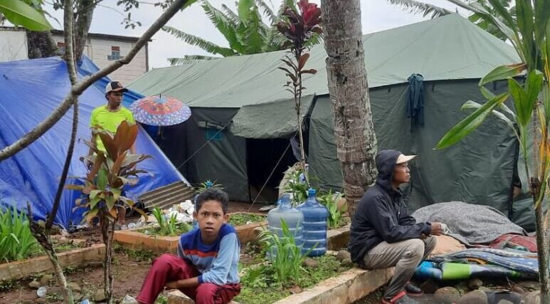 Warga gempa Kampung Rawacina Cianjur dirikan tenda di tanah kuburan