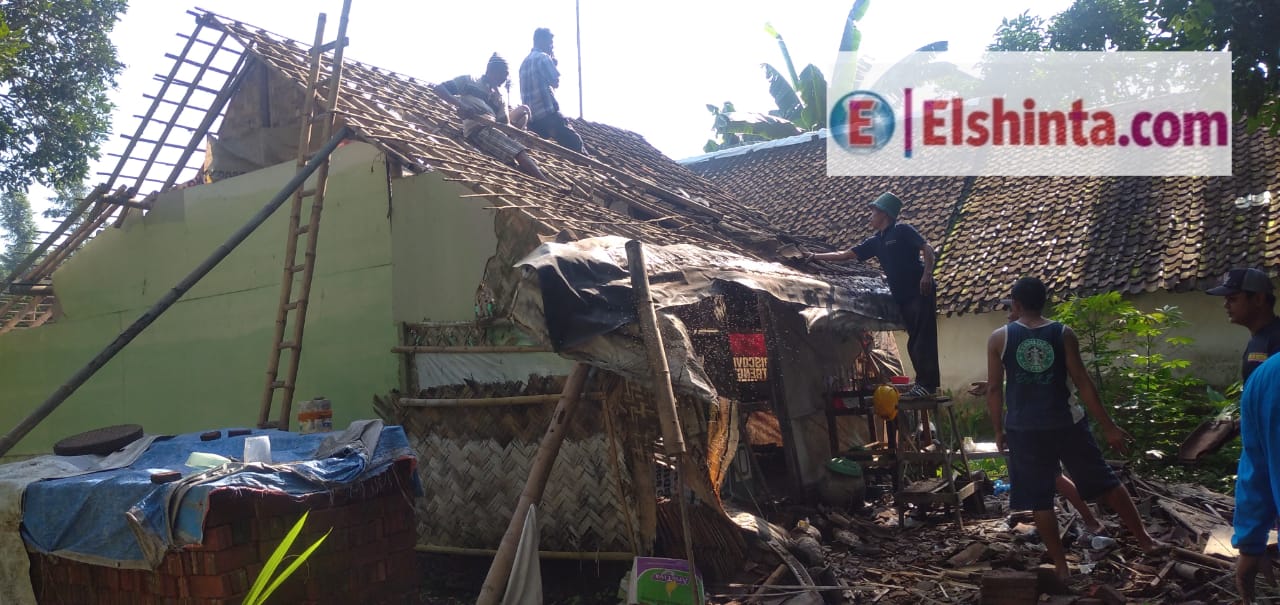 Warga Boreng gotong royong perbaiki rumah warga yang rusak akibat cuaca ekstrem Warga Boreng gotong royong perbaiki rumah warga yang rusak akibat cuaca ekstrem