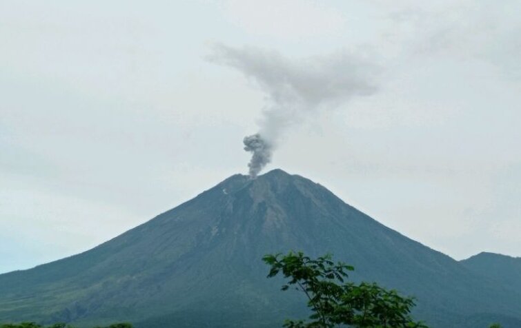 Gunung Semeru erupsi 90 detik lontarkan abu setinggi 500 meter Gunung Semeru erupsi 90 detik lontarkan abu setinggi 500 meter
