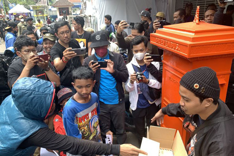 Aremania kirim surat ke Presiden terkait tragedi Kanjuruhan Aremania kirim surat ke Presiden terkait tragedi Kanjuruhan