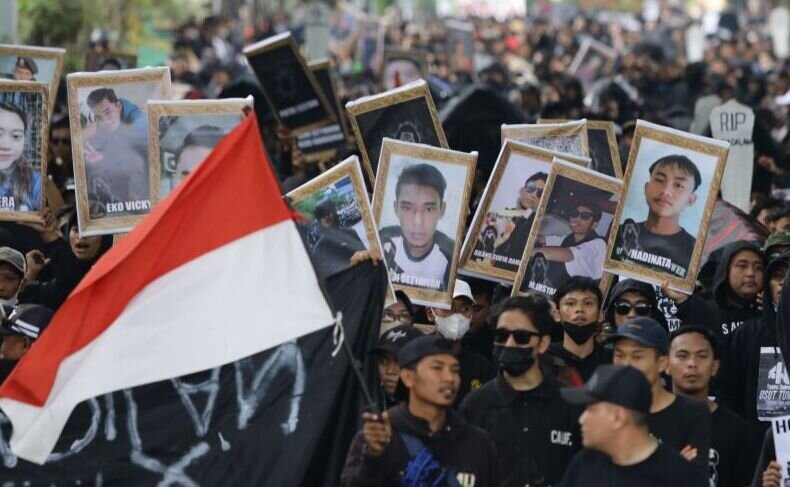 Aremania gelar aksi damai tuntut pengusutan tuntas tragedi Kanjuruhan Aremania gelar aksi damai tuntut pengusutan tuntas tragedi Kanjuruhan