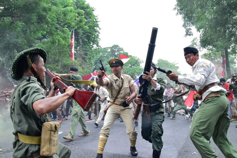 Ribuan warga antusias saksikan Parade Surabaya Juang 2022 Ribuan warga antusias saksikan Parade Surabaya Juang 2022