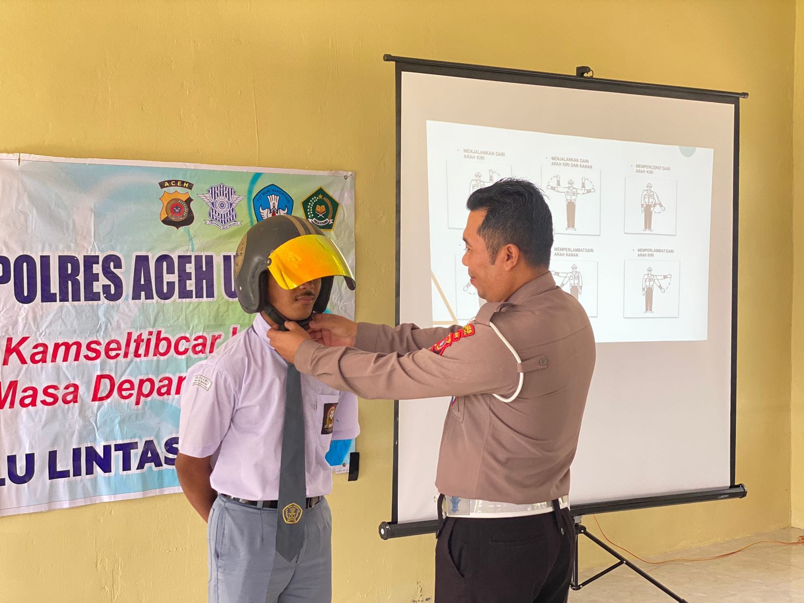Satlantas Polres Aceh Utara edukasi pelajar tentang tertib lalu lintas Satlantas Polres Aceh Utara edukasi pelajar tentang tertib lalu lintas