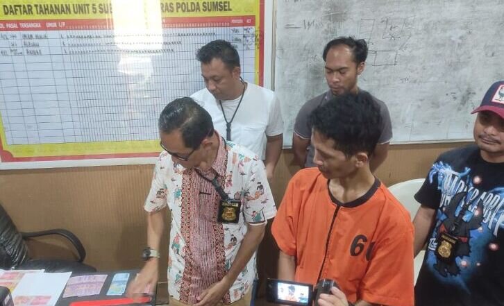 Polisi tangkap tersangka pembuat uang palsu di Palembang Polisi tangkap tersangka pembuat uang palsu di Palembang