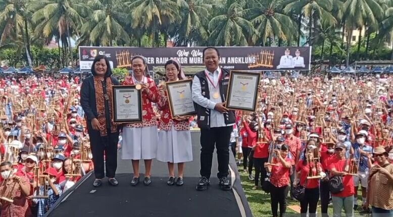 Hari Angklung Sedunia, ribuan pelajar bersama ortu di Jember bermain angklung Hari Angklung Sedunia, ribuan pelajar bersama ortu di Jember bermain angklung