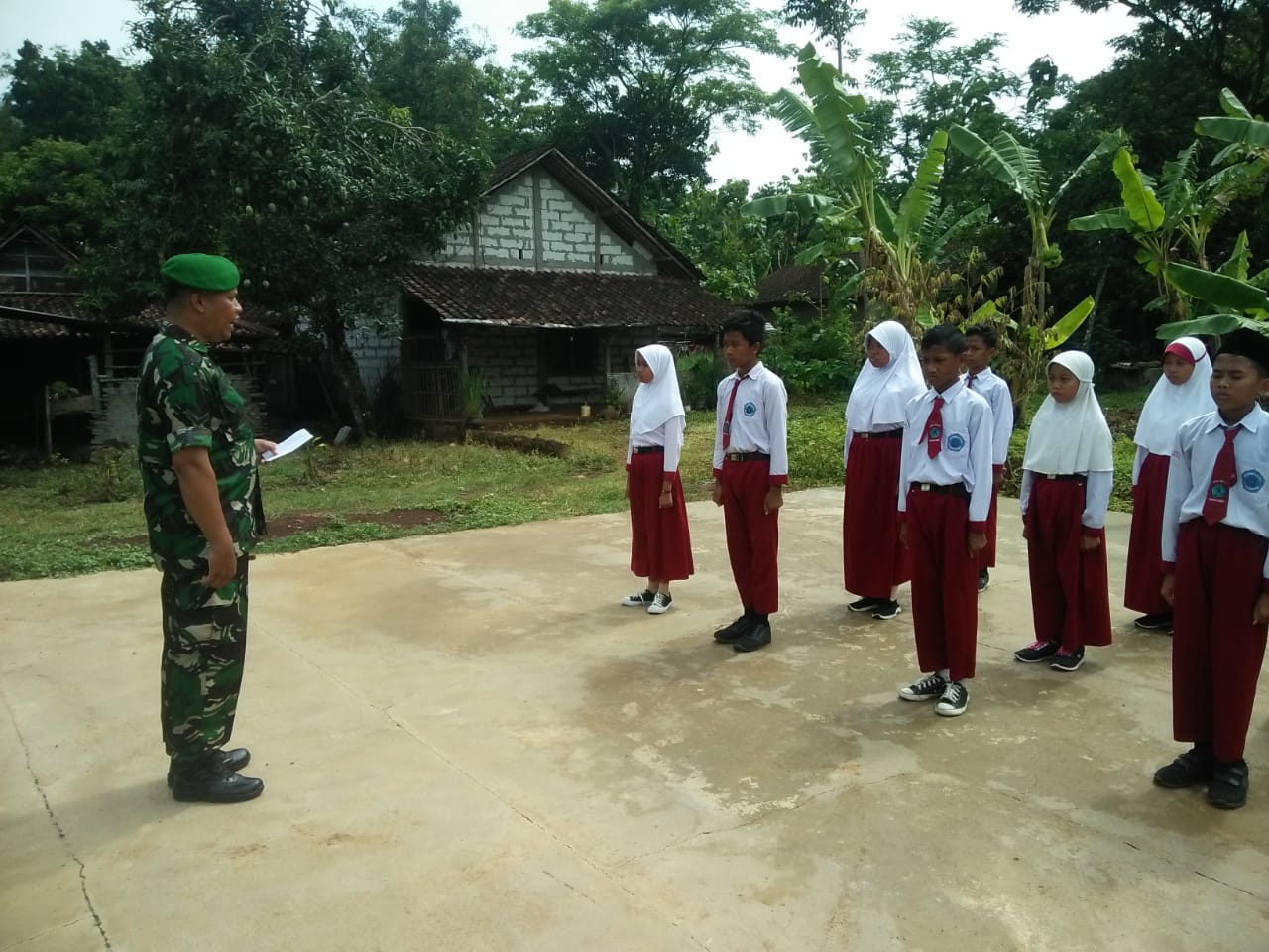 Ciptakan disiplin sejak dini, Babinsa latih PBB siswa SD Ciptakan disiplin sejak dini, Babinsa latih PBB siswa SD