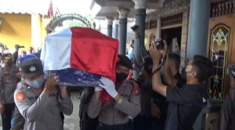 Jenazah kru helikopter jatuh Briptu Khoirul Anam dimakamkan di Magetan Jenazah kru helikopter jatuh Briptu Khoirul Anam dimakamkan di Magetan