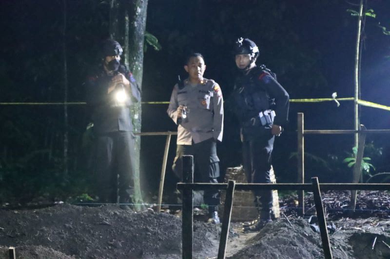 Polisi Blitar amankan puluhan granat di lahan kosong Polisi Blitar amankan puluhan granat di lahan kosong