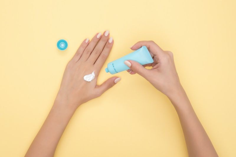 Lindungi kulit dengan sunscreen khusus dalam ruangan Lindungi kulit dengan sunscreen khusus dalam ruangan