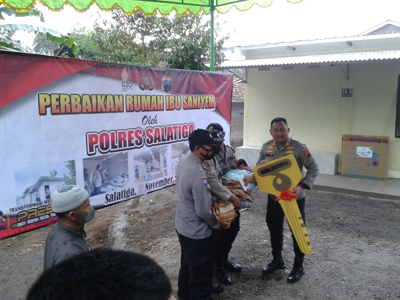 Saniyem terima kunci renovasi rumah dengan berbaring 