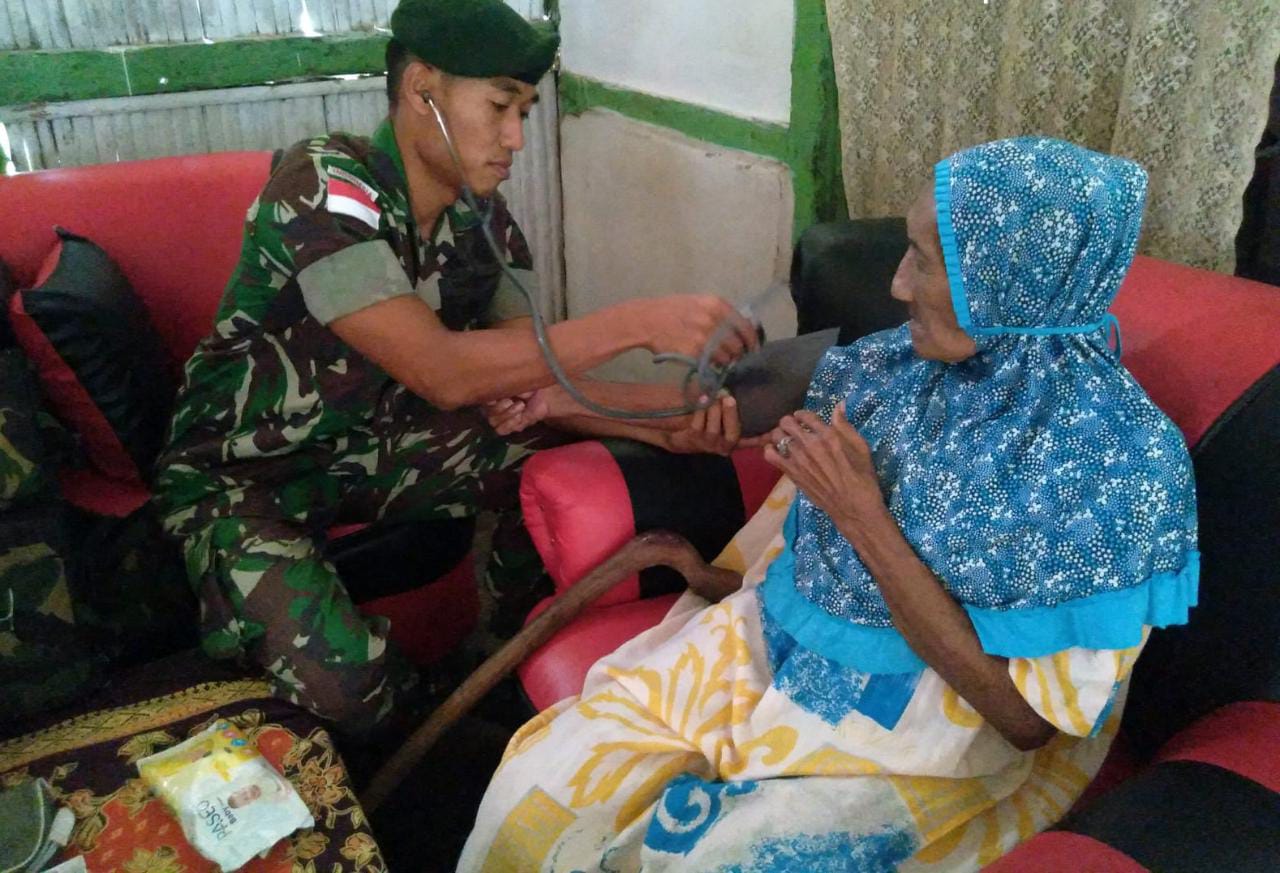 Satgas Yonarmed 1 Kostrad lakukan pemeriksaan kesehatan kepada warga Iha Satgas Yonarmed 1 Kostrad lakukan pemeriksaan kesehatan kepada warga Iha