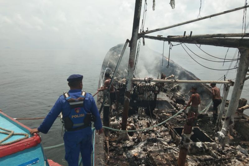 Polairud bantu padamkan kebakaran KM pengangkut cumi di Kayong Utara Polairud bantu padamkan kebakaran KM pengangkut cumi di Kayong Utara