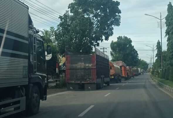 Banjir mulai surut, truk dan bus bisa melintas kembali