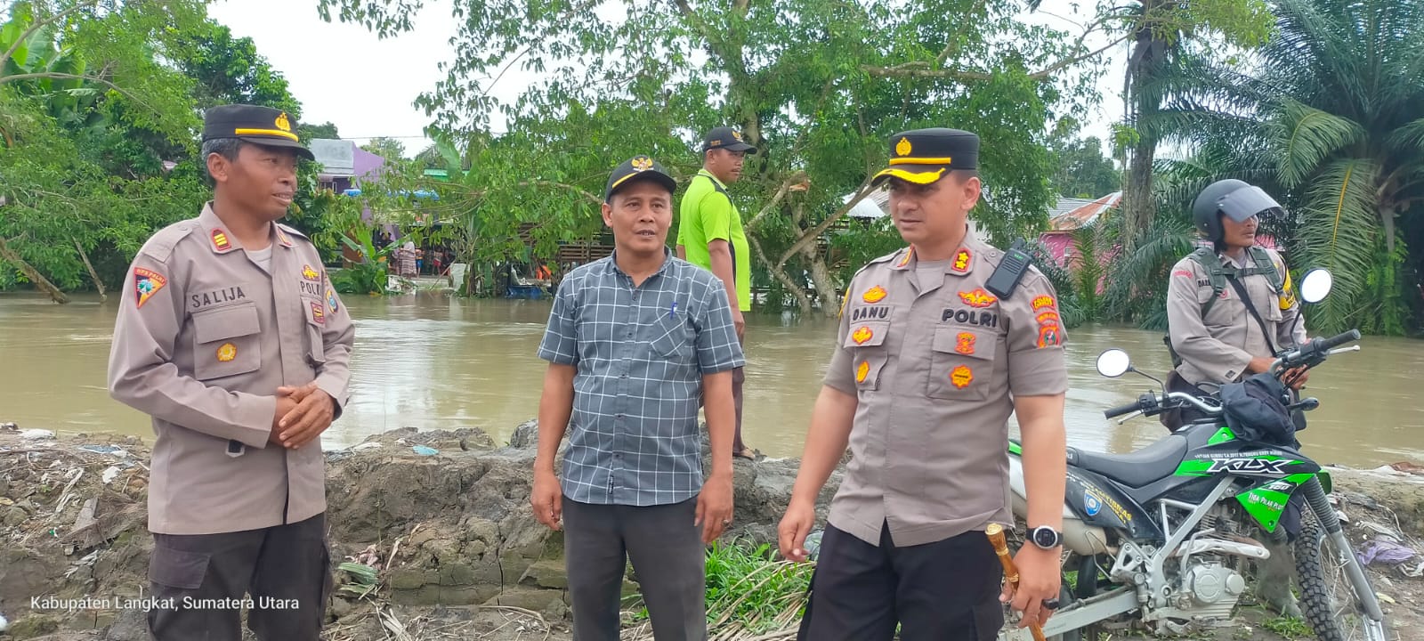 Kapolres Langkat berikan bantuan di posko banjir Desa Kepala Sungai Kapolres Langkat berikan bantuan di posko banjir Desa Kepala Sungai