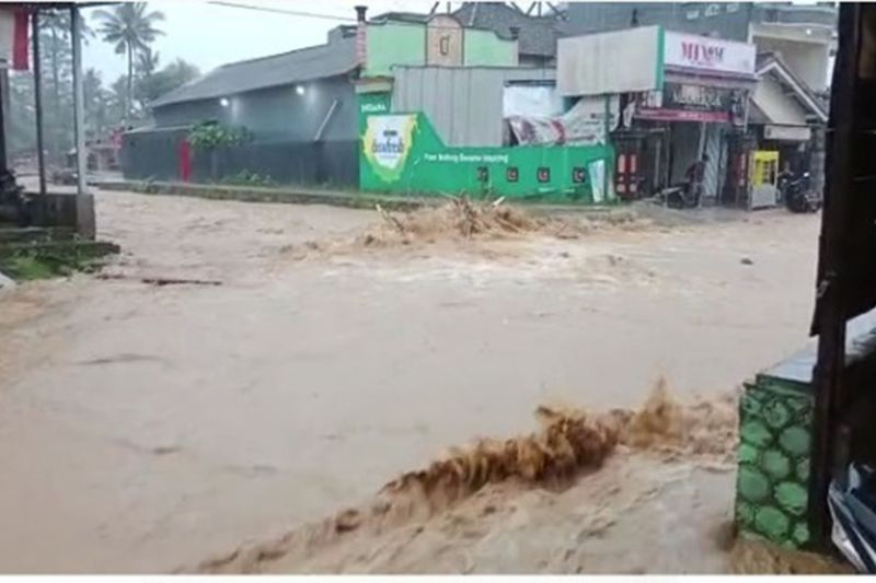 Sungai utama di pesisir selatan Watulimo Trenggalek kembali meluap Sungai utama di pesisir selatan Watulimo Trenggalek kembali meluap