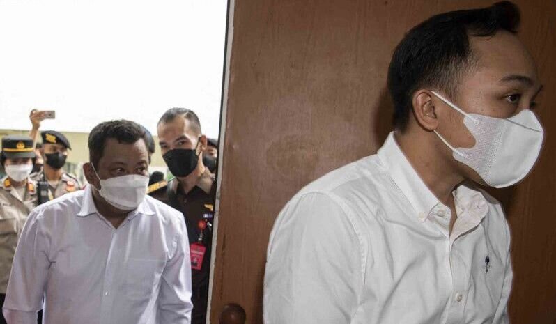 Ricky Rizal minta maaf kepada orang tua Brigadir J Ricky Rizal minta maaf kepada orang tua Brigadir J