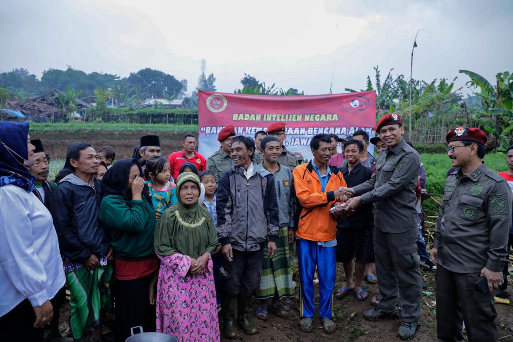 Tim Kemanusiaan BIN sisir desa terisolir jangkau warga korban gempa Cianjur Tim Kemanusiaan BIN sisir desa terisolir jangkau warga korban gempa Cianjur