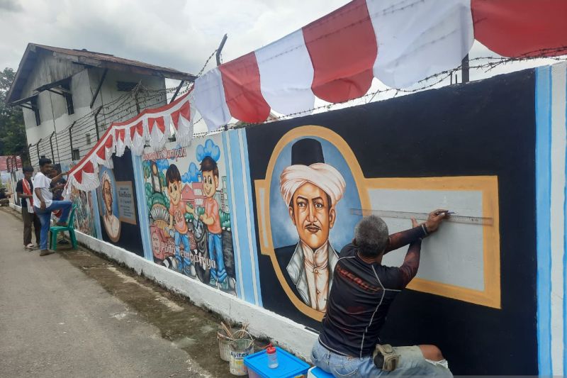 Seniman Jambi lukis mural wajah pahlawan di tembok sepanjang 65 meter Seniman Jambi lukis mural wajah pahlawan di tembok sepanjang 65 meter