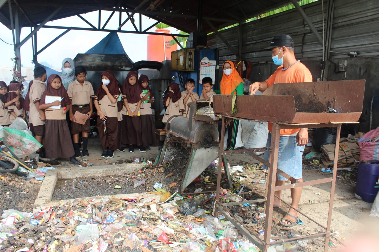 Datangi TPS, siswa SD 4 Sidorekso Kudus belajar olah sampah organik 