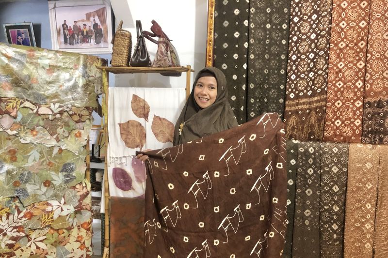 Pengabdian seorang srikandi berdayakan usaha jumputan khas Palembang